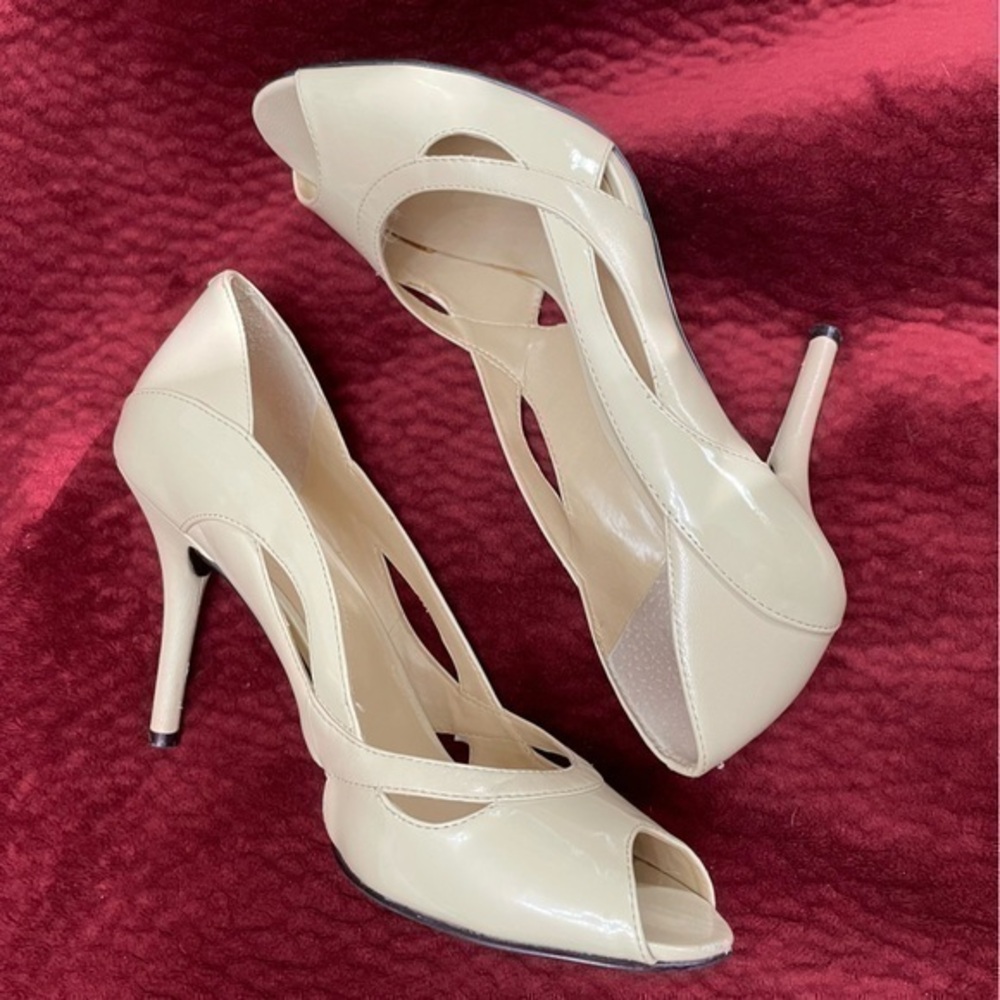 Guess ❤️ Cream Ivory Patent Leather Cut Out Peep Toe Sexy Heels, Homecoming, 6.5